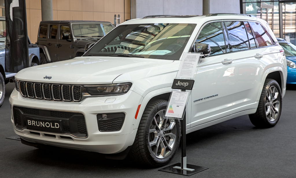 Jeep Grand Cherokee 4xe PHEV front quarter view