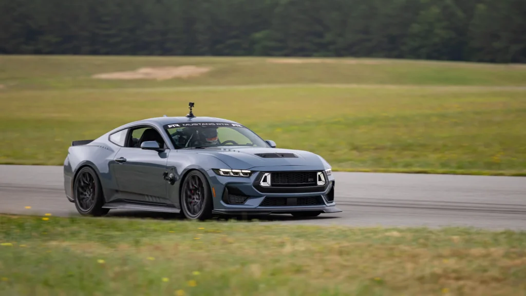RTR Mustang on track