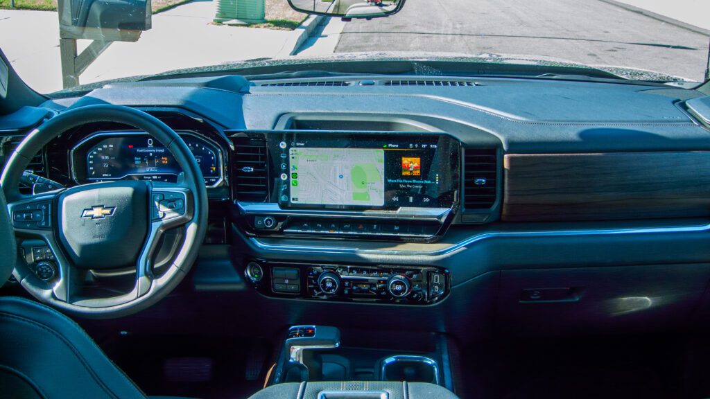 Chevrolet Silverado 1500 cockpit w/ Apple CarPlay